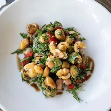 Salat aus zerdrückten grünen Oliven